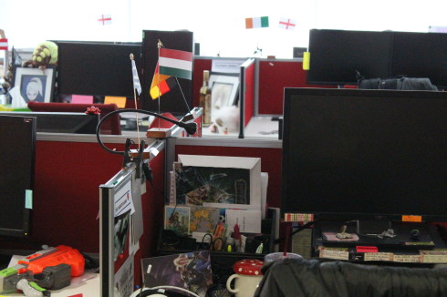 A dublini irodában számos kis országzászló jelzi a világ minden tájáról érkezettek nemzetiségét.